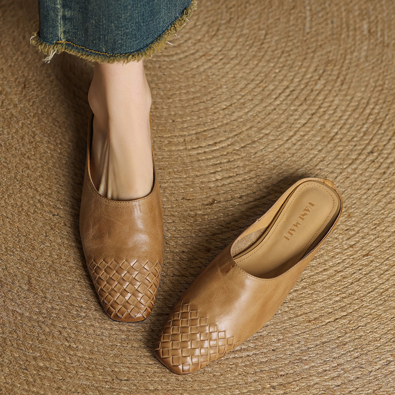 Liora Mules in Vera Pelle