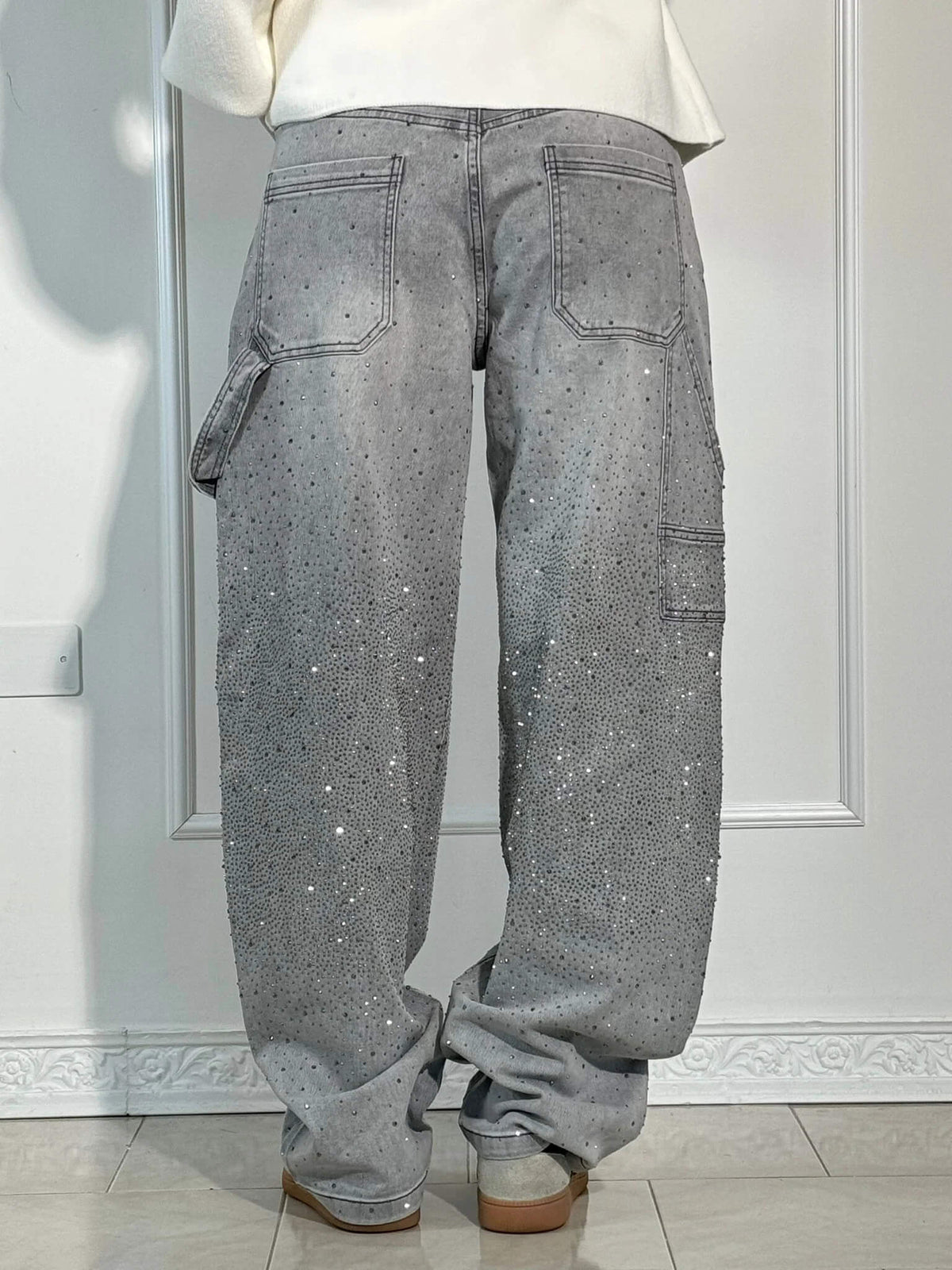 Women's high-waist straight leg jeans with crystal details in vintage denim wash