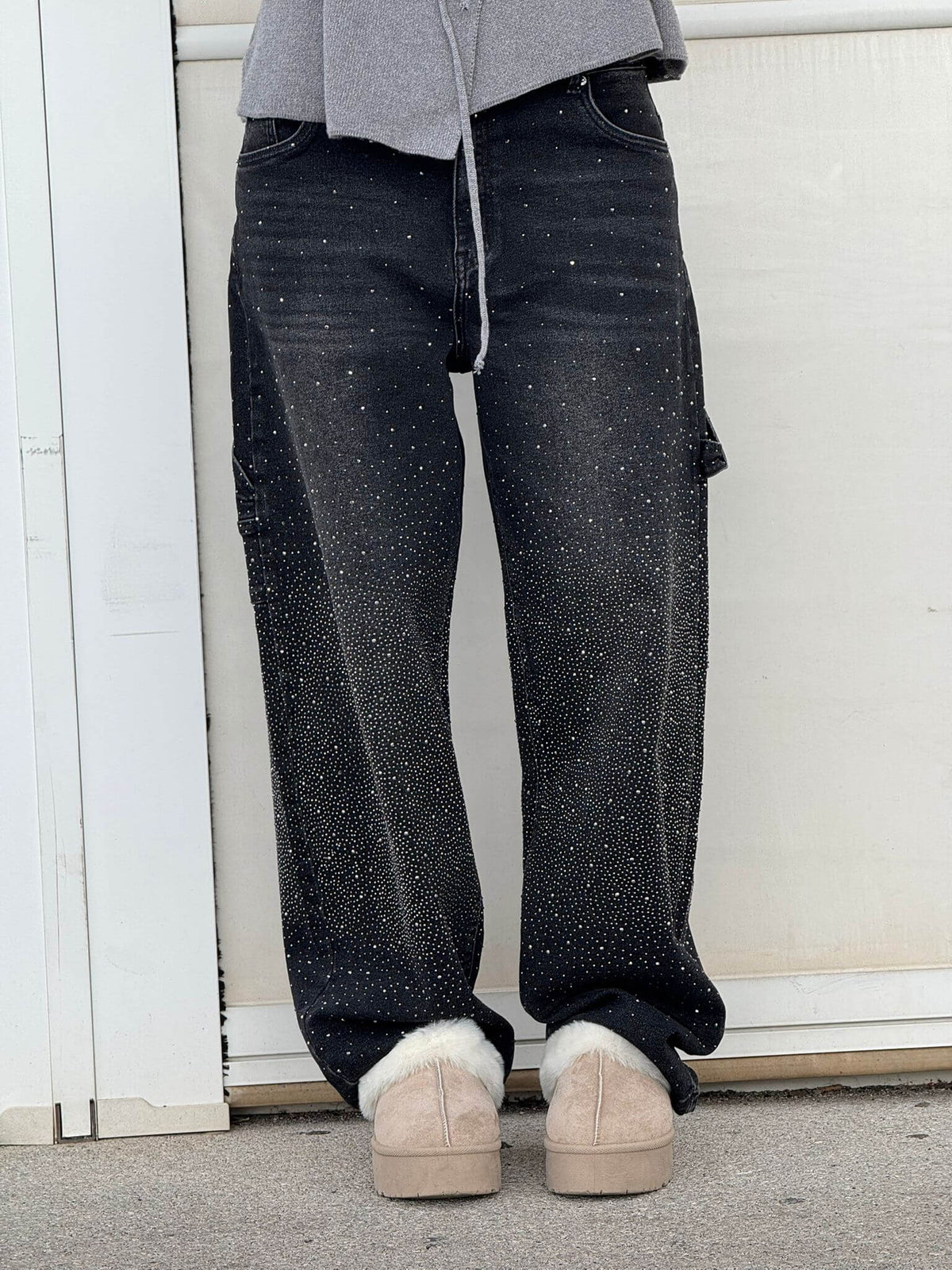 Women's high-waist straight leg jeans with crystal details in vintage denim wash