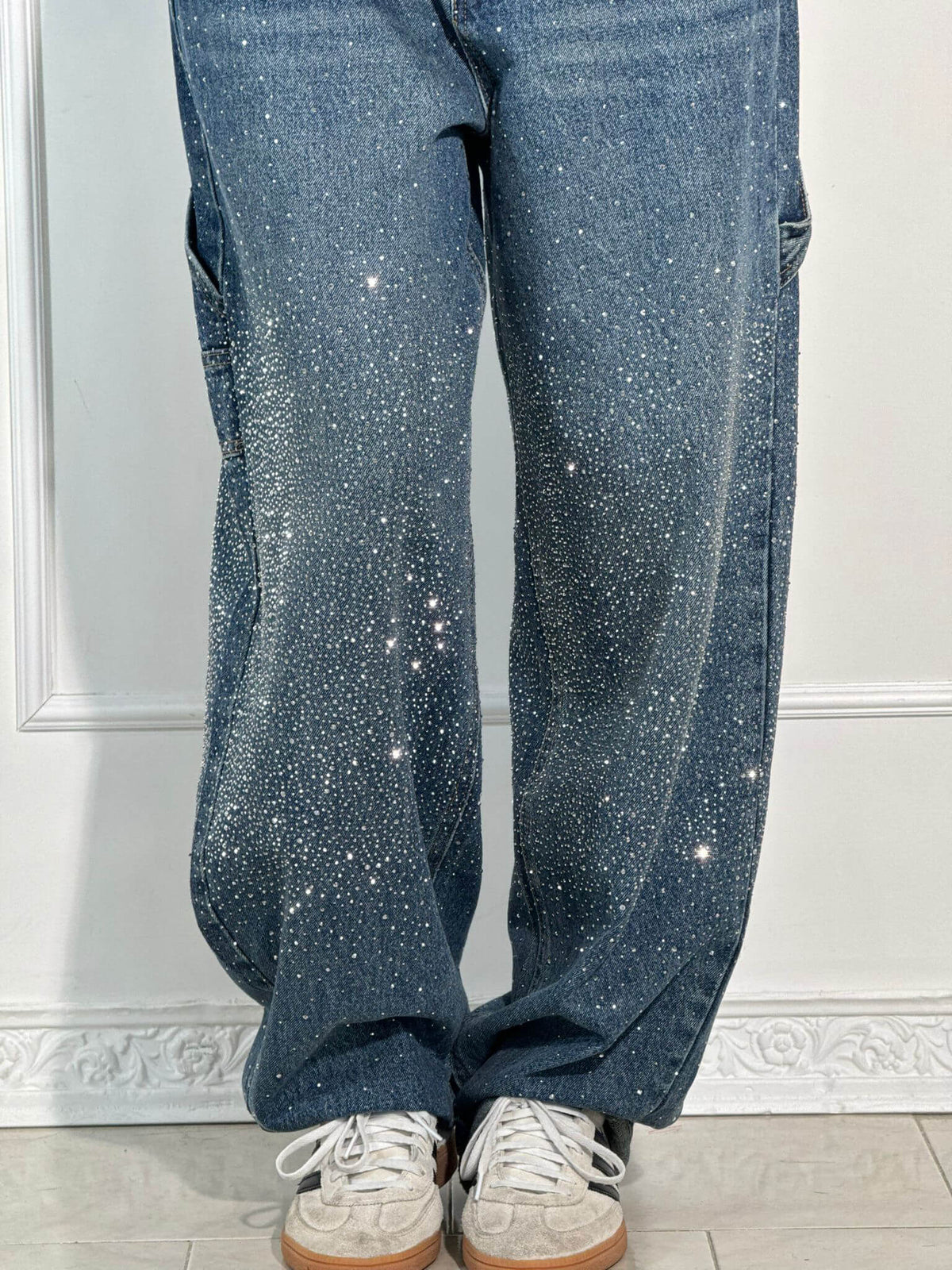 Women's high-waist straight leg jeans with crystal details in vintage denim wash