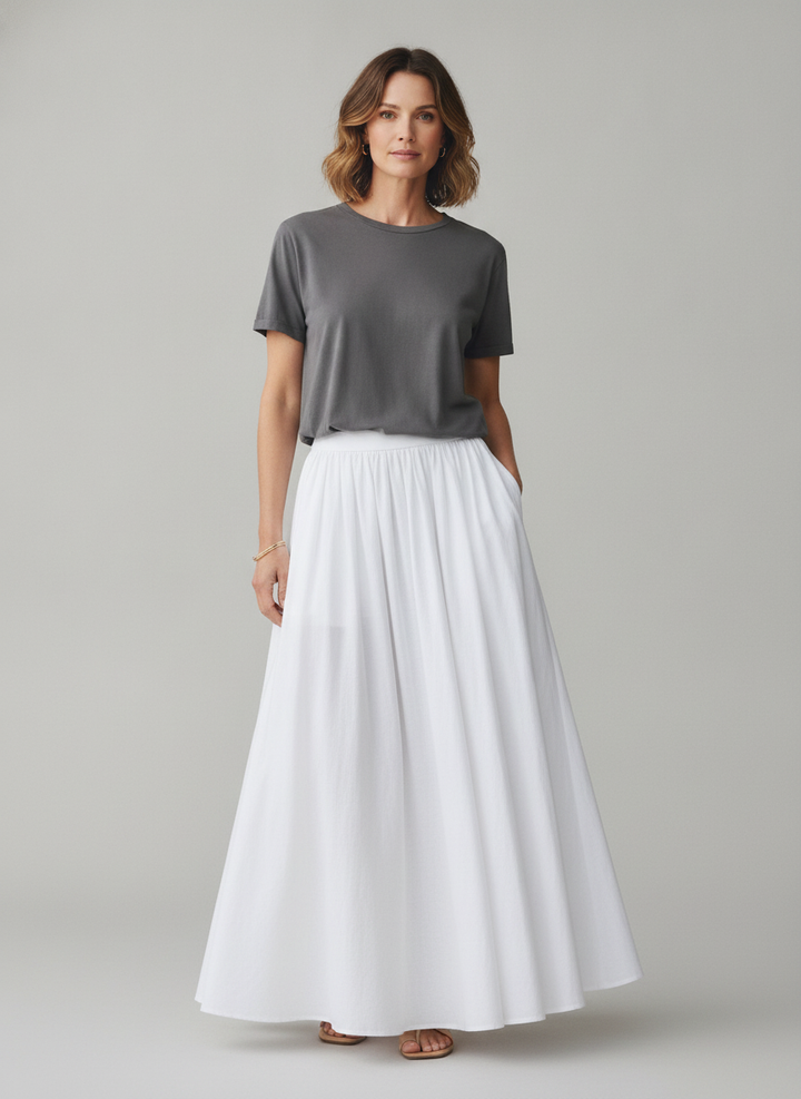 Vrouw draagt witte linnen maxi-rok